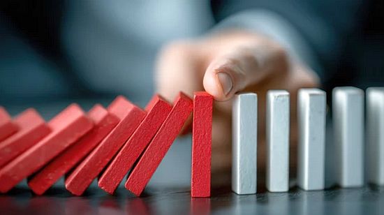 Ilustración de piezas de dominó cayendo con una mano deteniendo la caída, simbolizando la prevención de errores en la relación de pareja.