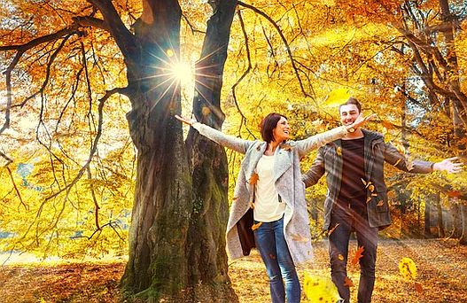 Pareja recibiendo terapia frente a un terapeuta profesional con libreta, simbolizando un enfoque integrador y personalizado.