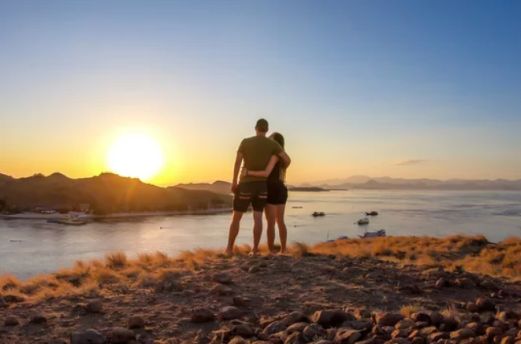Pareja renovada al atardecer, con sol, simbolizando superación de conflictos matrimoniales