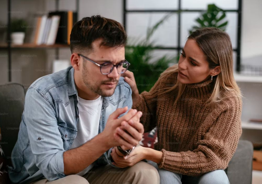 Pareja conversando para recuperar su relación y reconstruir la confianza