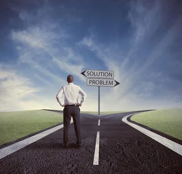 Cruce de caminos representando la decisión de tomar el camino corto para mejorar la relación de pareja