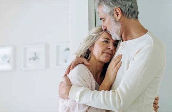 Pareja afectiva después de sesión de consejería matrimonial