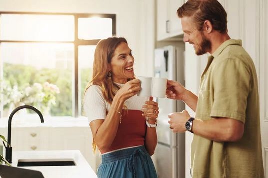 Pareja conversando y creciendo emocionalmente con apoyo mutuo y comprensión