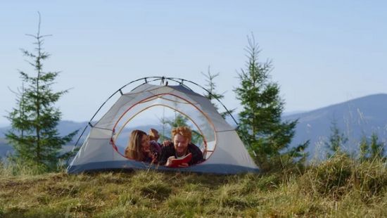 Pareja planificando metas para su futuro juntos