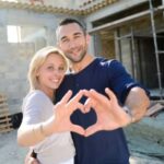 Pareja construyendo juntos una relación sólida basada en respeto y comunicación