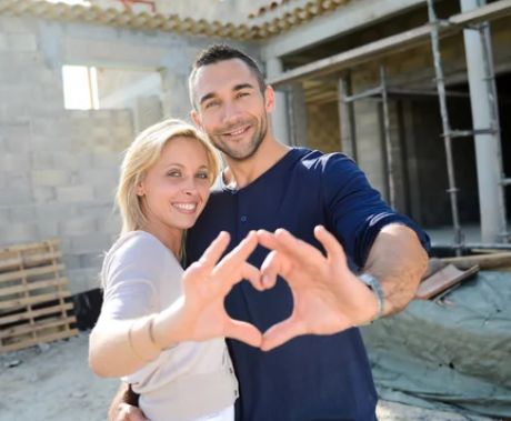 Pareja construyendo juntos una relación sólida basada en respeto y comunicación