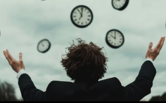 Persona observando varios relojes que simbolizan el tiempo necesario para superar un divorcio y sanar emocionalmente.